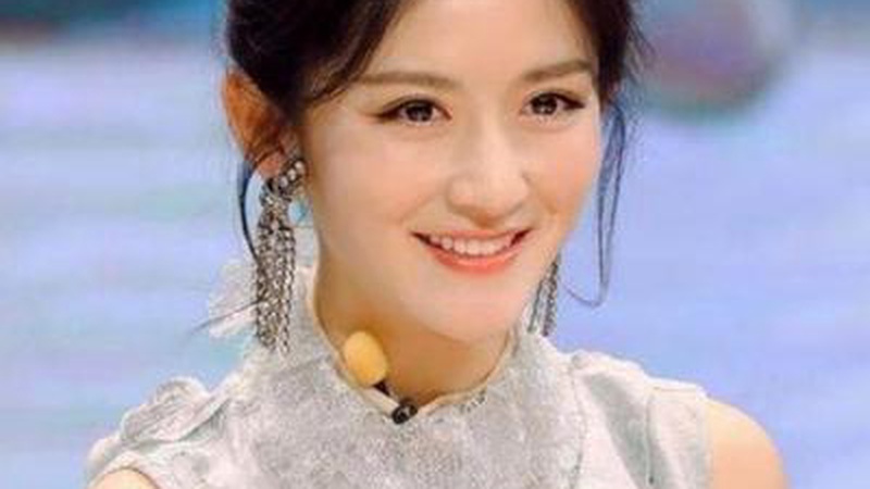 谢娜演唱会现场亲吻李小冉，二十年闺蜜情谊引爆全网热议